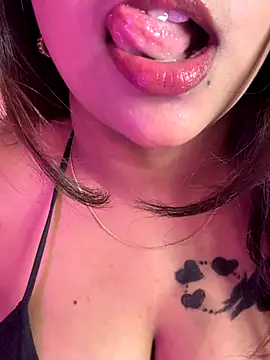 Snapshot of wildestcouplee chatting on 11.12.25 wildestcouplee online show from 11.12.25