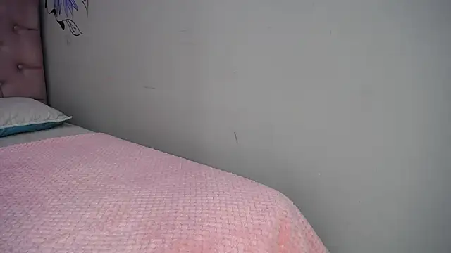 Snapshot of ILENAHEY chatting on 03.16.25 ILENAHEY online show from 03.16.25