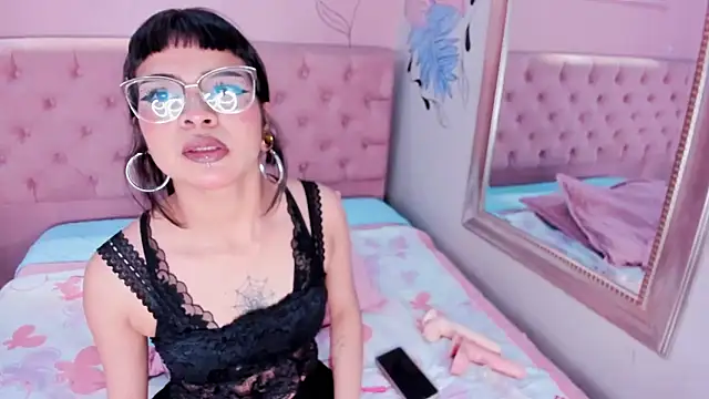 Snapshot of ILENAHEY chatting on 11.21.25 ILENAHEY online show from 11.21.25