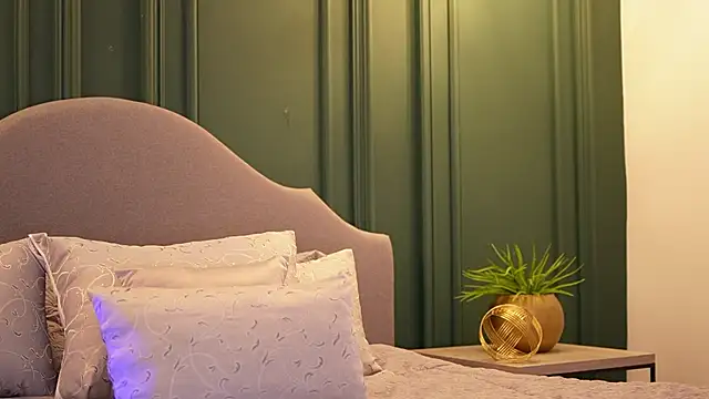 Snapshot of ArwenMuse chatting on 11.12.25 ArwenMuse online show from 11.12.25