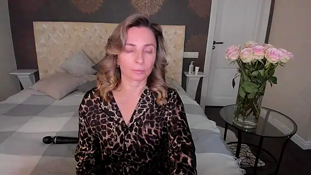 Snapshot of AllisonWilliams chatting on 10.06.25 AllisonWilliams online show from 10.06.25