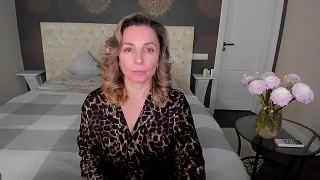 Snapshot of AllisonWilliams chatting on 11.12.25 AllisonWilliams online show from 11.12.25