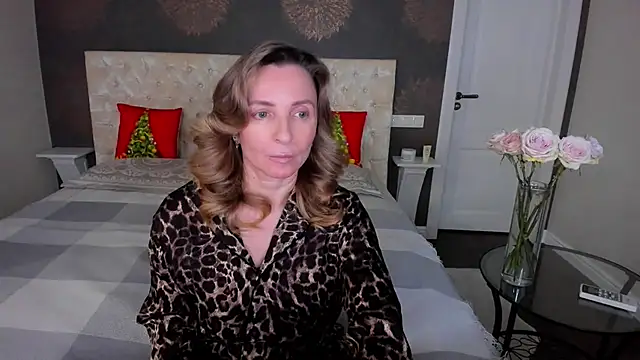 Snapshot of AllisonWilliams chatting on 12.17.25 AllisonWilliams online show from 12.17.25