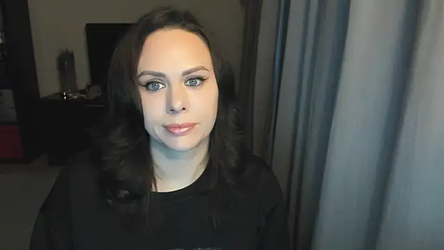 Snapshot of MollyCheiz chatting on 10.27.25 MollyCheiz online show from 10.27.25