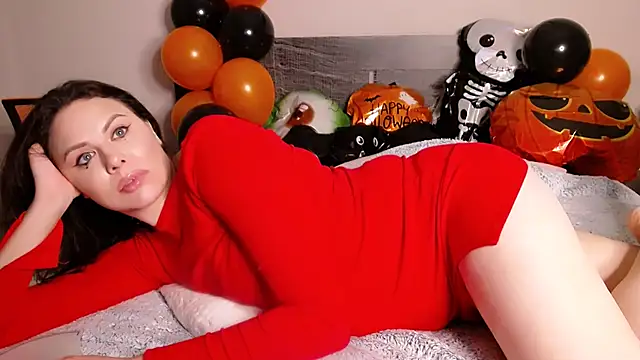 Snapshot of MollyCheiz chatting on 10.31.25 MollyCheiz online show from 10.31.25