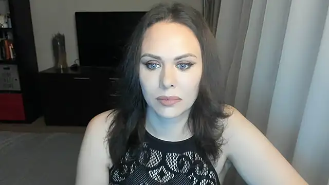 Snapshot of MollyCheiz chatting on 11.30.25 MollyCheiz online show from 11.30.25