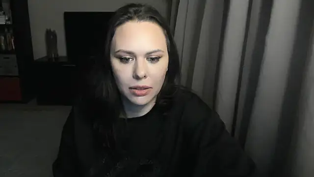 Snapshot of MollyCheiz chatting on 12.13.25 MollyCheiz online show from 12.13.25