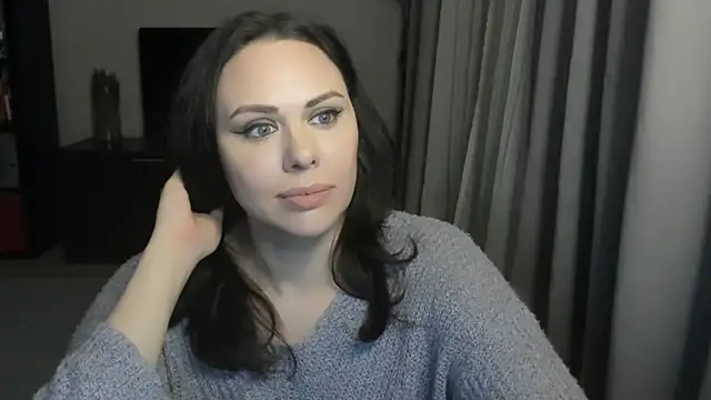 Snapshot of MollyCheiz chatting on 12.18.25 MollyCheiz online show from 12.18.25