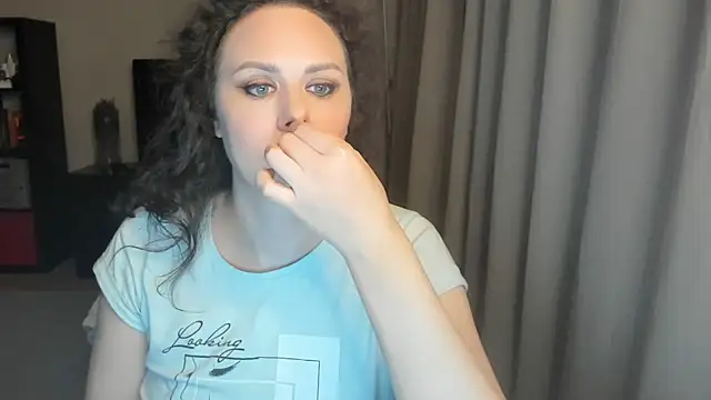 Snapshot of MollyCheiz chatting on 06.04.26 MollyCheiz online show from 06.04.26