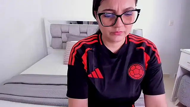 Snapshot of Camilaa_bueno chatting on 06.29.26 Camilaa bueno online show from 06.29.26