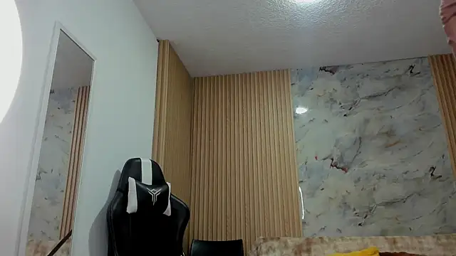 Any topless online show from 08.04.26