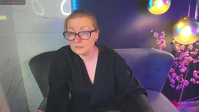 Snapshot of AlexandraKind chatting on 01.10.25 AlexandraKind online show from 01.10.25