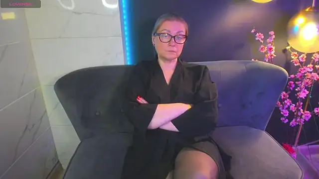 Snapshot of AlexandraKind chatting on 01.10.25 AlexandraKind online show from 01.10.25