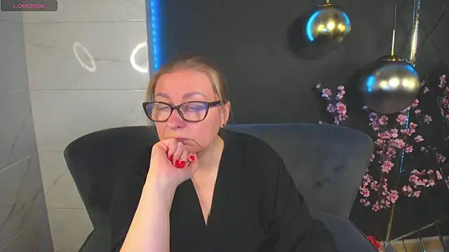 Snapshot of AlexandraKind chatting on 01.12.25 AlexandraKind online show from 01.12.25