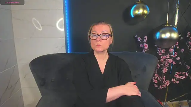 Snapshot of AlexandraKind chatting on 01.13.25 AlexandraKind online show from 01.13.25