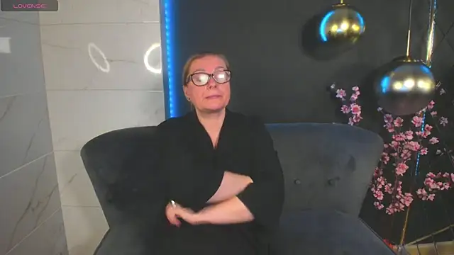Snapshot of AlexandraKind chatting on 01.13.25 AlexandraKind online show from 01.13.25