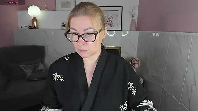 Snapshot of AlexandraKind chatting on 01.14.25 AlexandraKind online show from 01.14.25