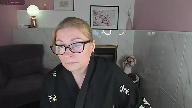 Snapshot of AlexandraKind chatting on 01.14.25 AlexandraKind online show from 01.14.25