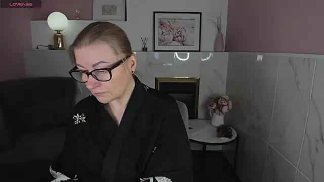 Snapshot of AlexandraKind chatting on 01.15.25 AlexandraKind online show from 01.15.25