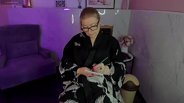 Snapshot of AlexandraKind chatting on 01.17.25 AlexandraKind online show from 01.17.25