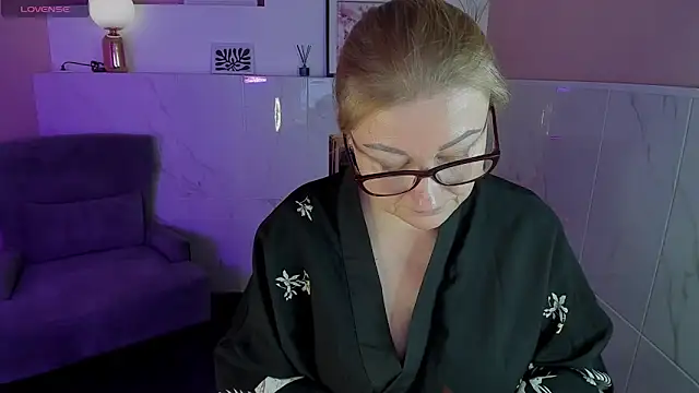 Snapshot of AlexandraKind chatting on 01.17.25 AlexandraKind online show from 01.17.25