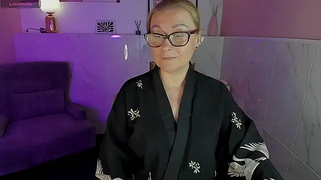Snapshot of AlexandraKind chatting on 01.17.25 AlexandraKind online show from 01.17.25