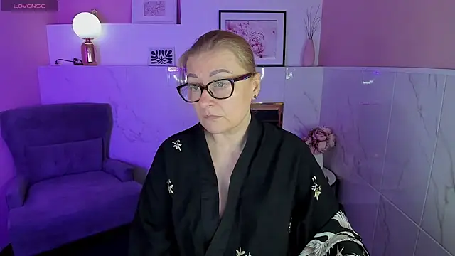 Snapshot of AlexandraKind chatting on 01.19.25 AlexandraKind online show from 01.19.25