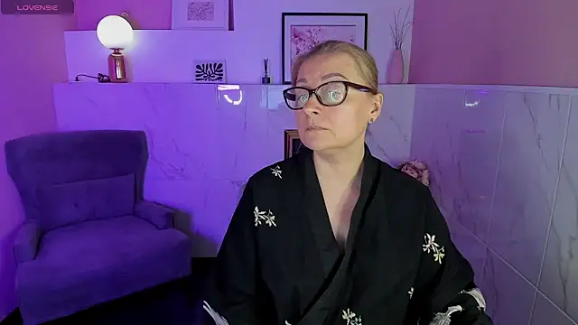 Snapshot of AlexandraKind chatting on 01.19.25 AlexandraKind online show from 01.19.25