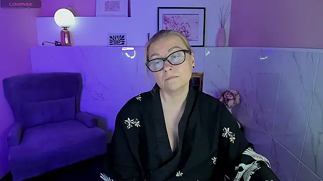 Snapshot of AlexandraKind chatting on 01.19.25 AlexandraKind online show from 01.19.25