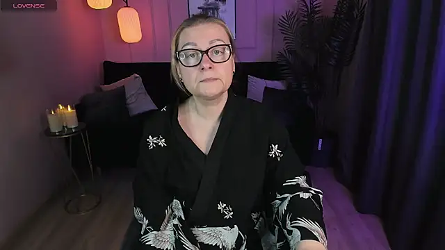 Snapshot of AlexandraKind chatting on 01.20.25 AlexandraKind online show from 01.20.25