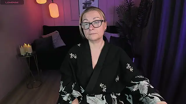 Snapshot of AlexandraKind chatting on 01.20.25 AlexandraKind online show from 01.20.25