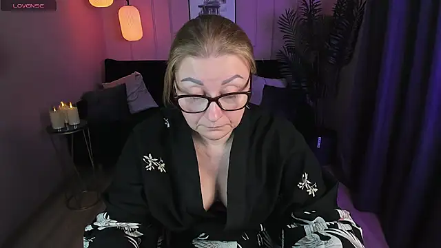Snapshot of AlexandraKind chatting on 01.21.25 AlexandraKind online show from 01.21.25
