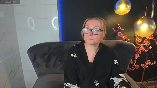 Snapshot of AlexandraKind chatting on 01.22.25 AlexandraKind online show from 01.22.25