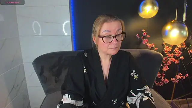 Snapshot of AlexandraKind chatting on 01.22.25 AlexandraKind online show from 01.22.25