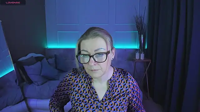 Snapshot of AlexandraKind chatting on 02.24.25 AlexandraKind online show from 02.24.25