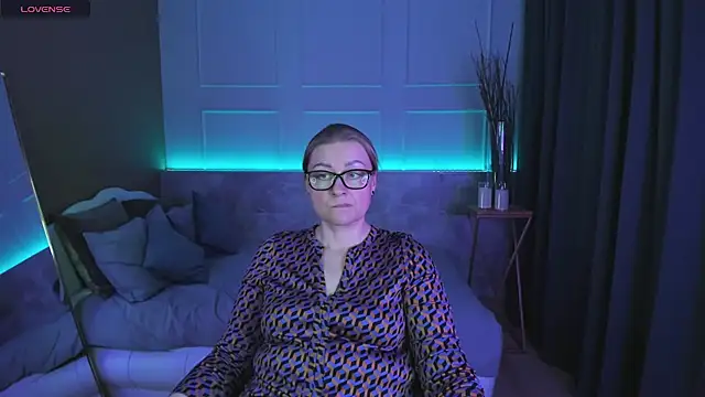 Snapshot of AlexandraKind chatting on 02.25.25 AlexandraKind online show from 02.25.25
