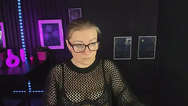 Snapshot of AlexandraKind chatting on 03.10.25 AlexandraKind online show from 03.10.25