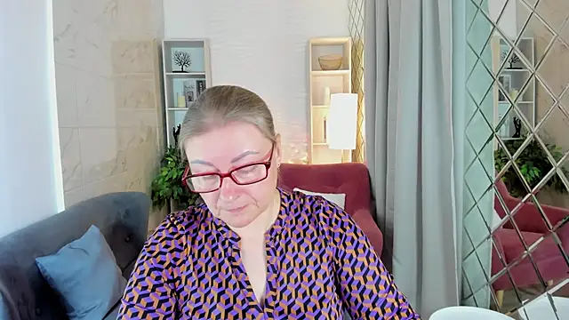 Snapshot of AlexandraKind chatting on 10.10.25 AlexandraKind online show from 10.10.25