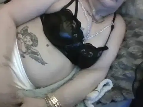 Snapshot of housewife_shantie chatting on 03.17.25 housewife shantie online show from 03.17.25