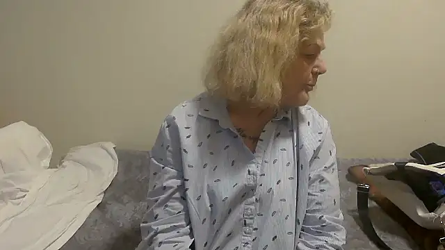 Snapshot of housewife_shantie chatting on 09.30.25 housewife shantie online show from 09.30.25