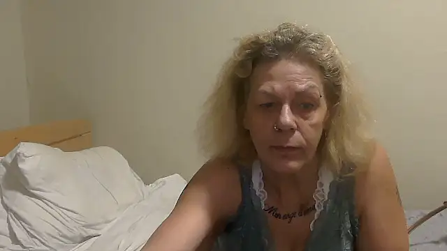 Snapshot of housewife_shantie chatting on 10.16.25 housewife shantie online show from 10.16.25