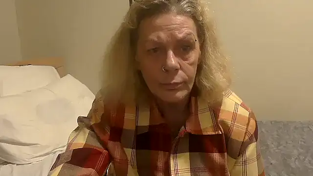 Snapshot of housewife_shantie chatting on 10.22.25 housewife shantie online show from 10.22.25