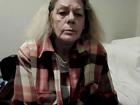 Snapshot of housewife_shantie chatting on 10.27.25 housewife shantie online show from 10.27.25