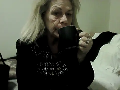 Snapshot of housewife_shantie chatting on 11.13.25 housewife shantie online show from 11.13.25