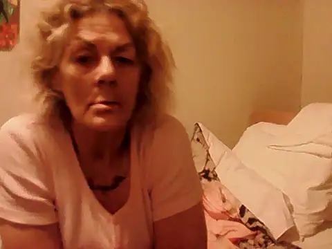 Snapshot of housewife_shantie chatting on 04.08.26 housewife shantie online show from 04.08.26