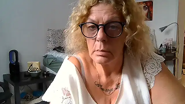 Snapshot of housewife_shantie chatting on 07.10.26 housewife shantie online show from 07.10.26