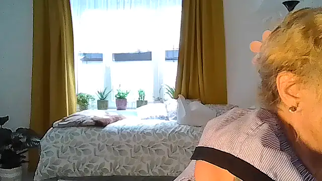 Snapshot of housewife_shantie chatting on 07.22.26 housewife shantie online show from 07.22.26
