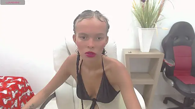 Snapshot of lulu_25_ chatting on 12.16.24 lulu 25 online show from 12.16.24