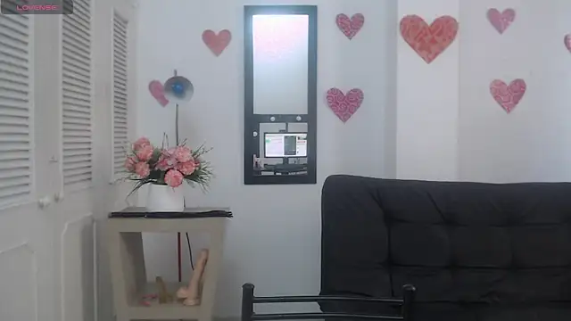 Snapshot of lulu_25_ chatting on 12.23.24 lulu 25 online show from 12.23.24