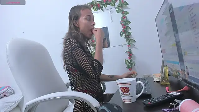 Snapshot of lulu_25_ chatting on 12.31.24 lulu 25 online show from 12.31.24